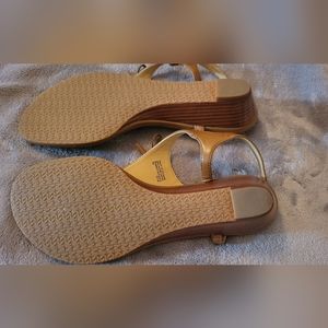 Sandals new with no tag
